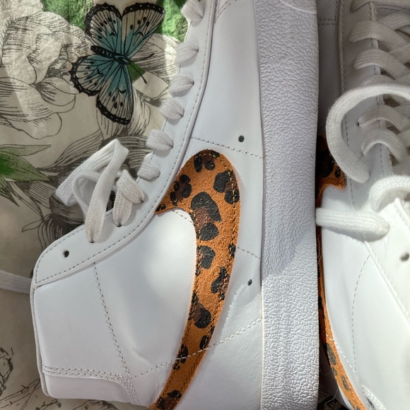 Nike high top white leather with leopard Nike swirl. Size 10 - Picture 2 of 5